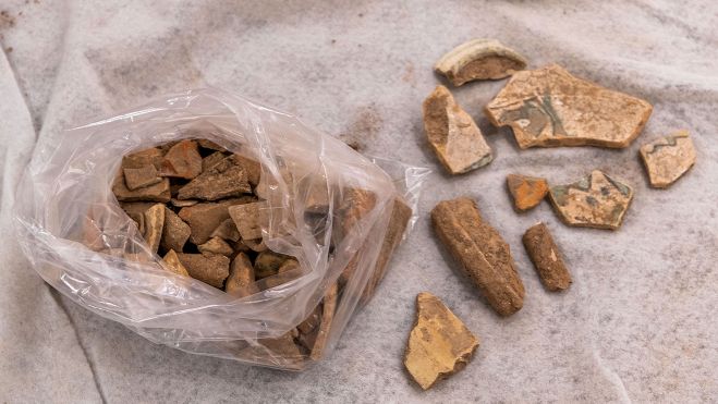 Fragments de ceràmica taifa del segle XI trobats en les excavacions