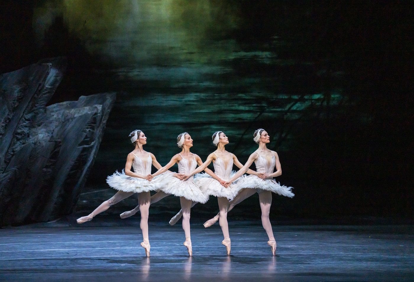 Swan Lake (El Lago de los Cisnes) © ROH 2022. Photographed by Tristam Kenton 2
