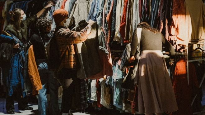 Un grup de persones realitzen les seues compres en el Mercat Rethink Vintage de roba retro "al quilo"