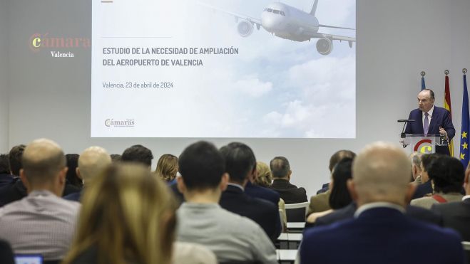 Presentación del informe "Estudio de la necesidad de ampliación del aeropuerto de Valencia". Imagen: Rober Solsona