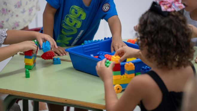 Varios niños juegan en un colegio de València. Foto de Jorge Gil