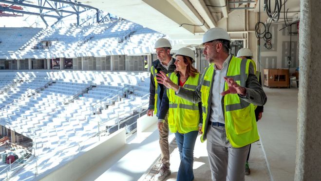 La alcaldesa María José Catalá visita el Roig Arena