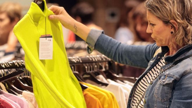 Una dona en un mercat de roba / Foto: Ruzafa Fashion Week