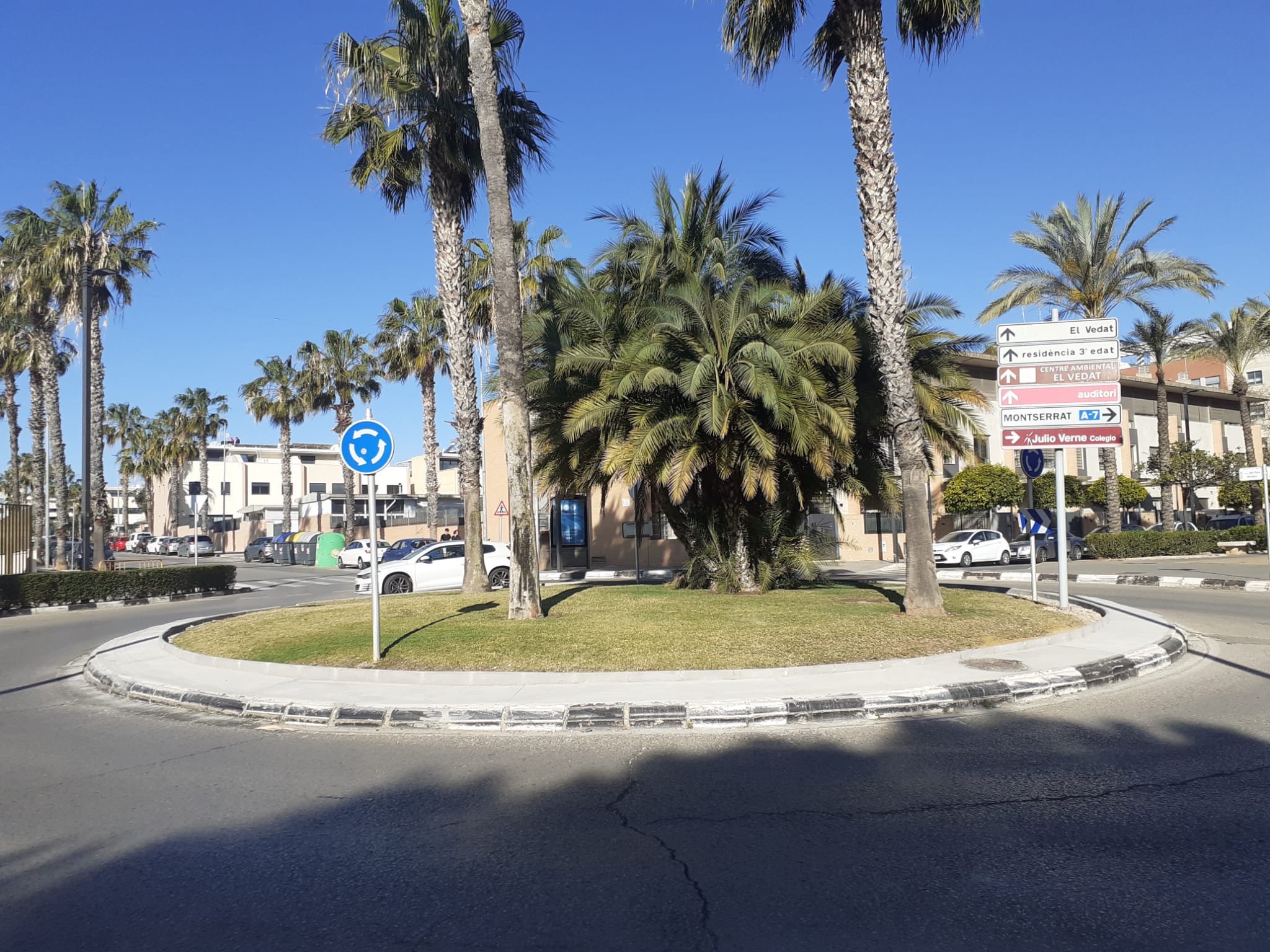 La rotonda dels carrers Pare Méndez i Comare Pilar Martí de Torrent després de la seua millora