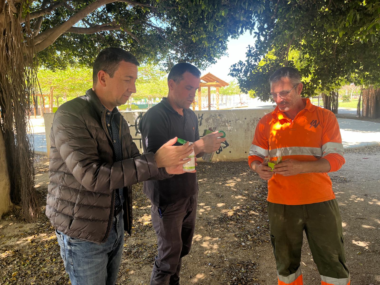 Reparto de insectos autóctonos para combatir las plagas que afectan a parques y jardines de Catarroja