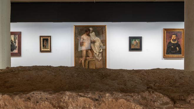 A l'esquerra, obra amb el trobador, i en el centre, obra que recorda el mite del Pigmalió, en l'exposició de Pinazo de l'IVAM (Miguel Lorenzo)