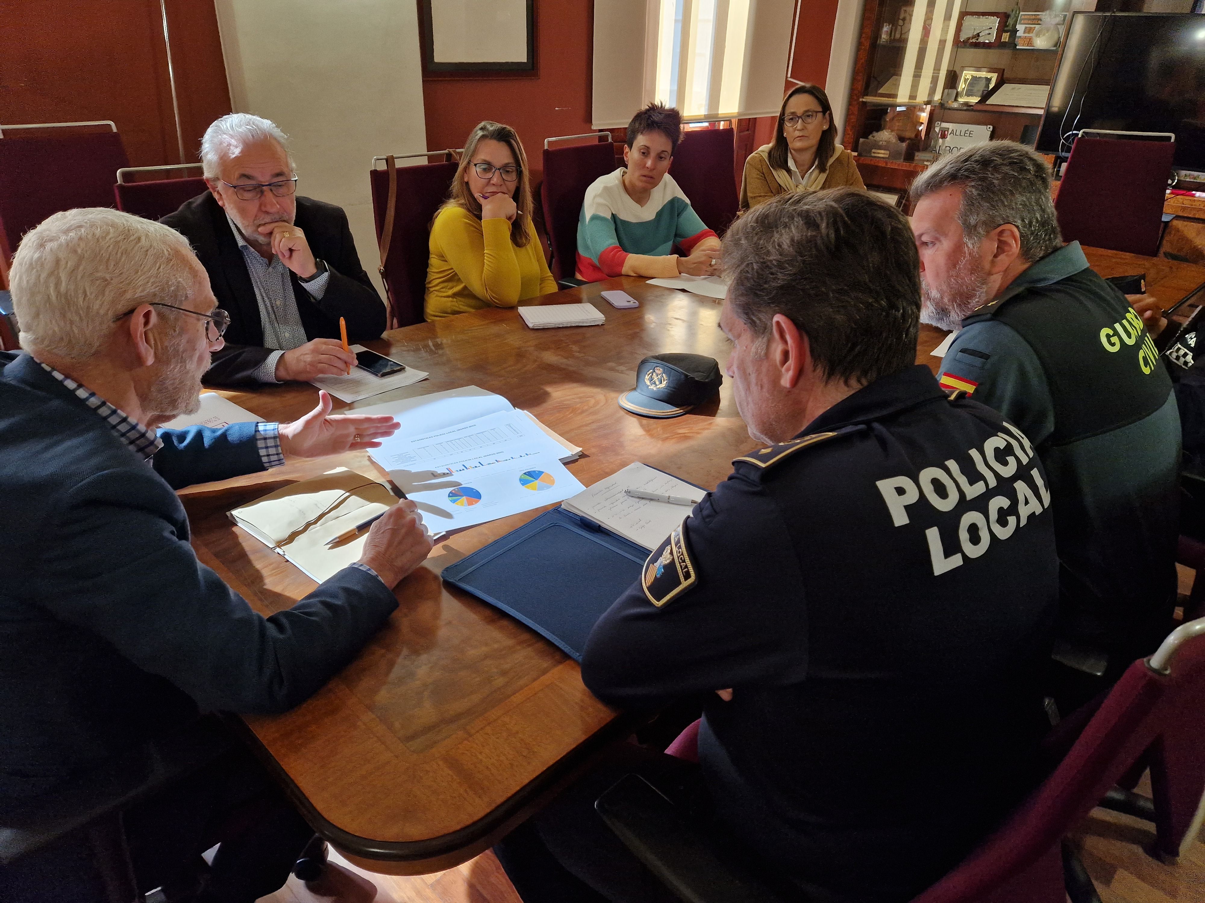 El alcalde de Alboraya, Miguel Chavarría, ha mantenido una reunión con Policía Local, Guardia Civil y Servicios Sociales