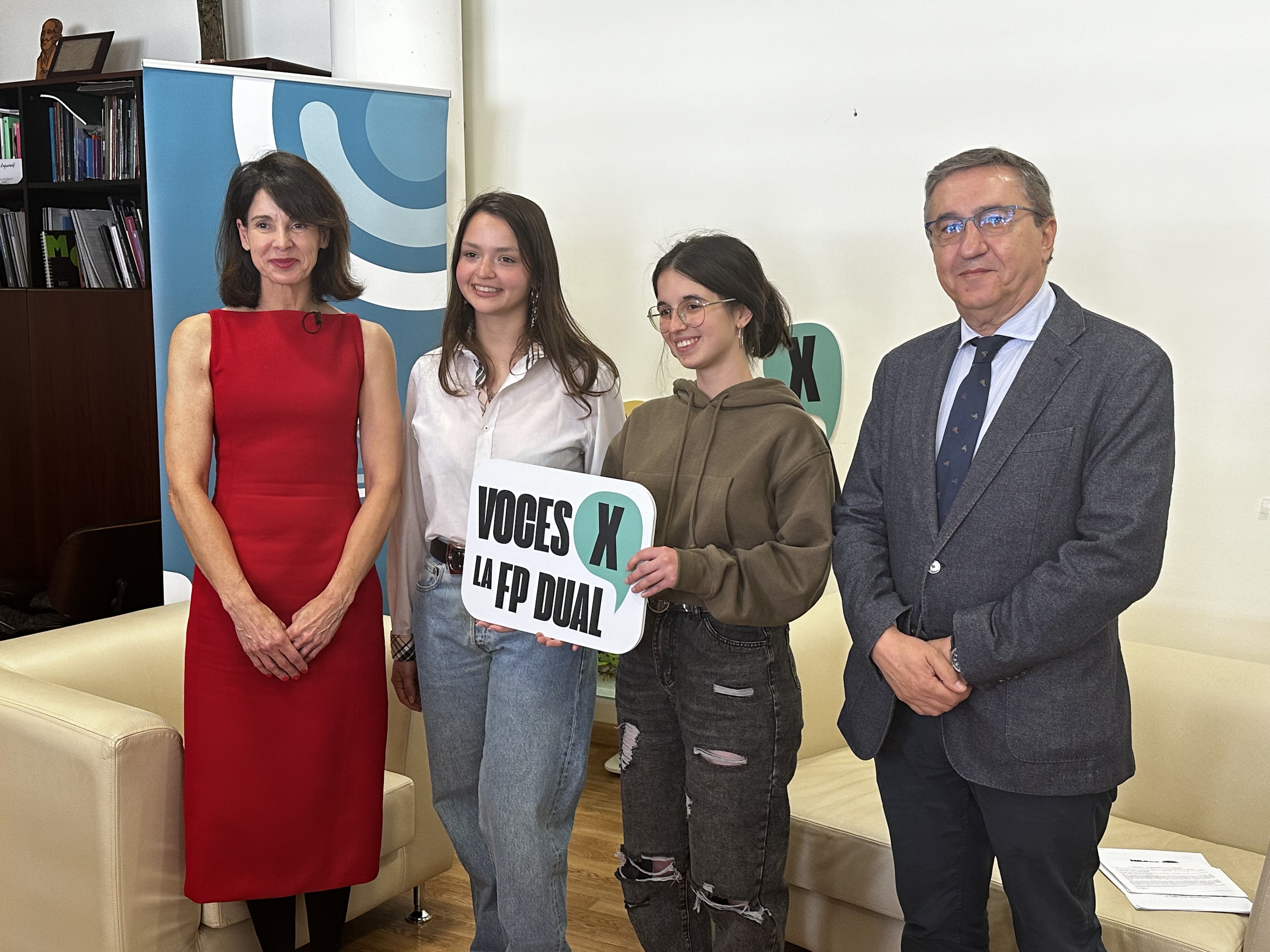 La directora general de FP se reúne con representantes de estudiantes para hablar sobre el desarrollo del sistema de FP Dual en la Comunidad