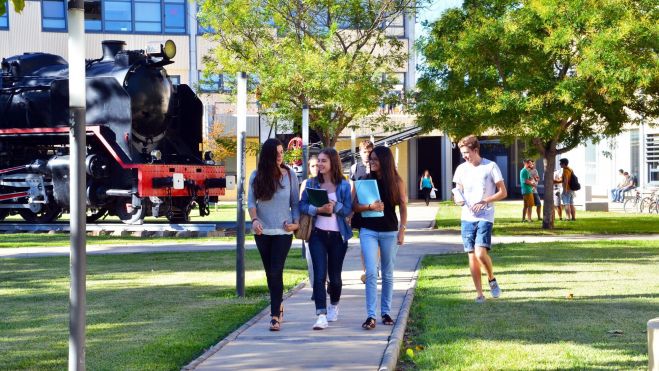 Un grup d'estudiants a la Universitat Politècnica de València. Imatge: UPV