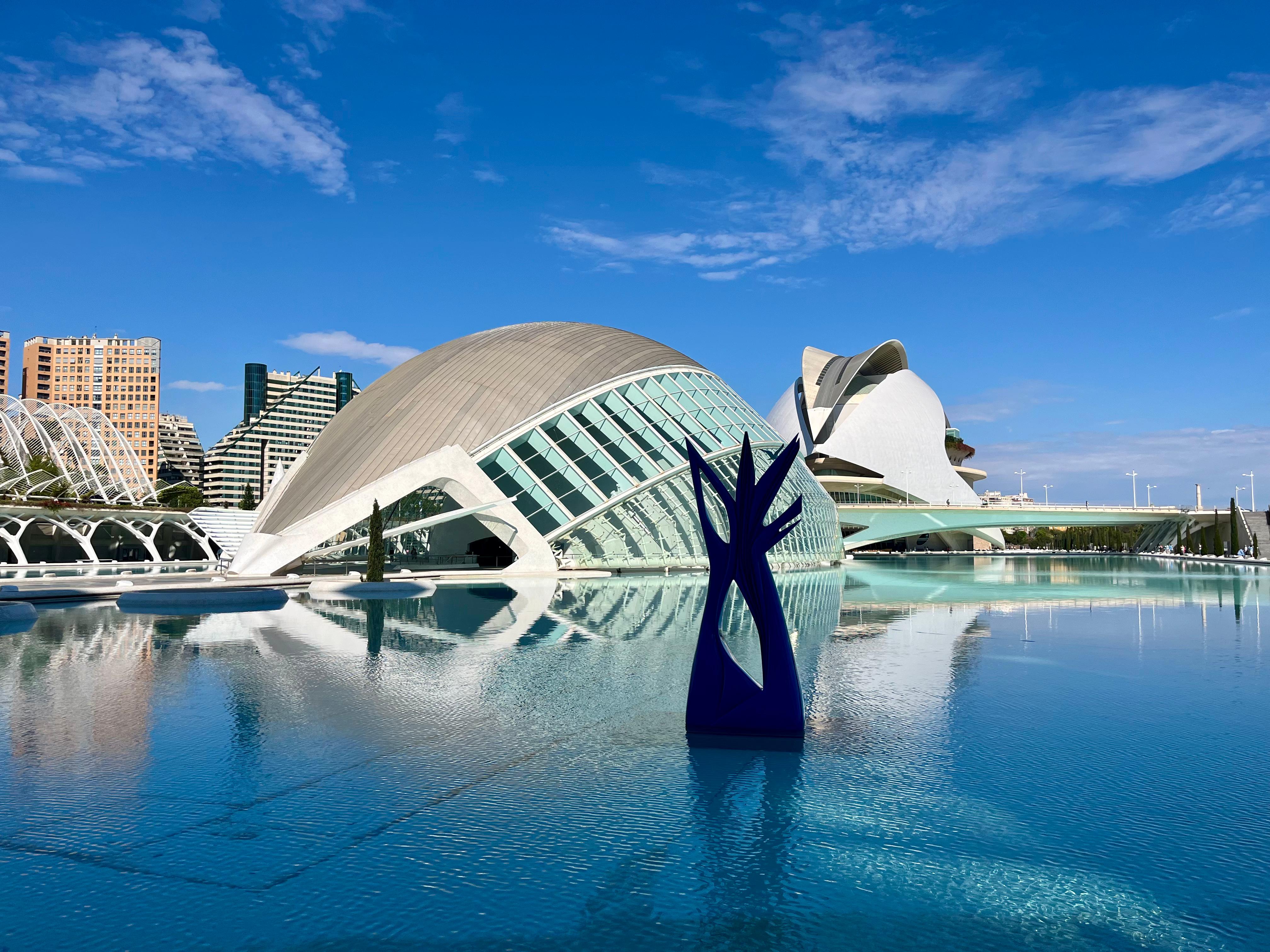 Escultura de Pablo Atchugarry en la Ciutat de les Arts i les Ciències de València