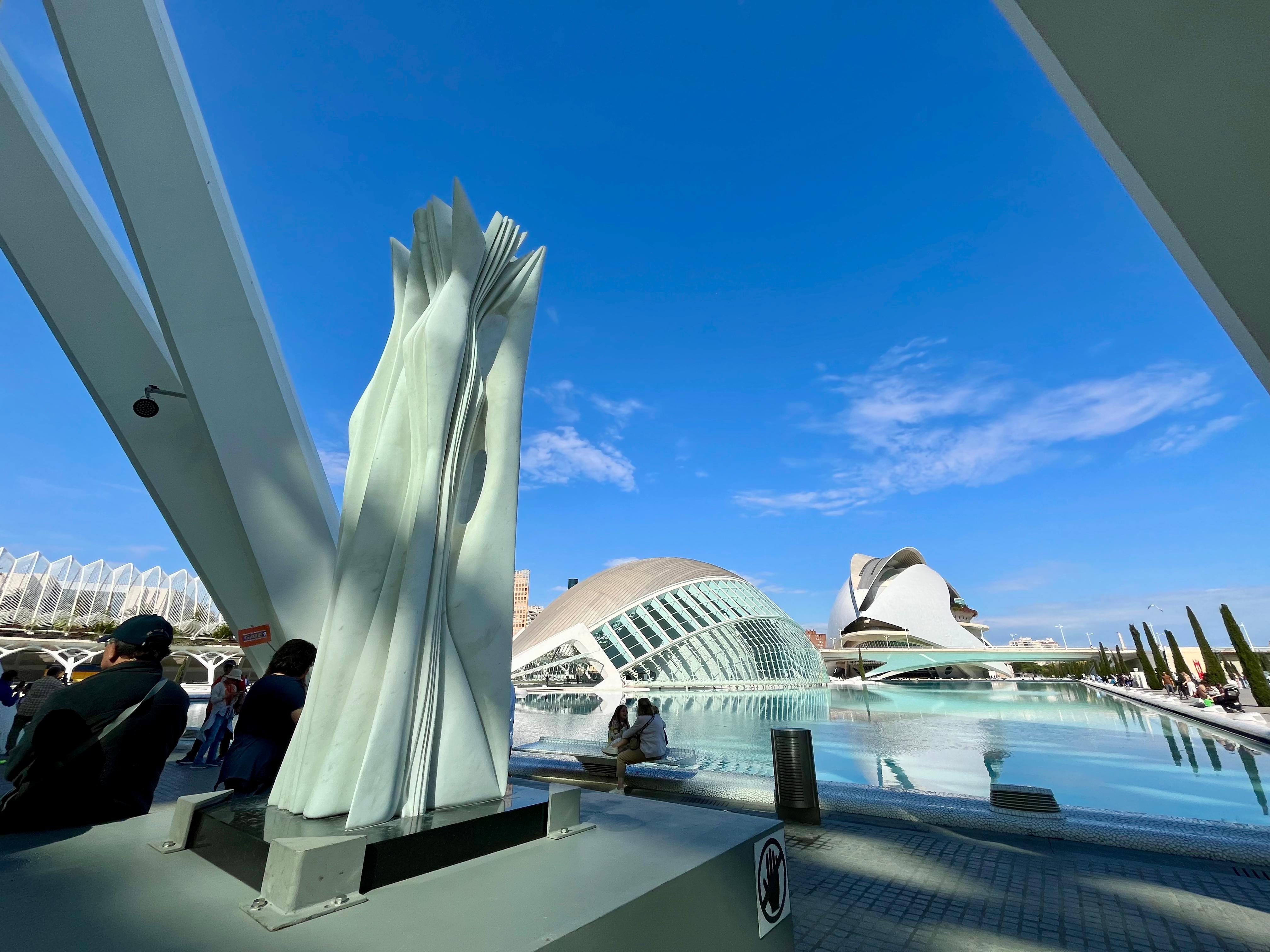 Escultura de Pablo Atchugarry en la Ciutat de les Arts i les Ciències de València