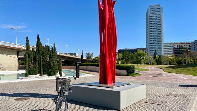 Escultura de Pablo Atchugarry en la Ciutat de les Arts i les Ciències de València