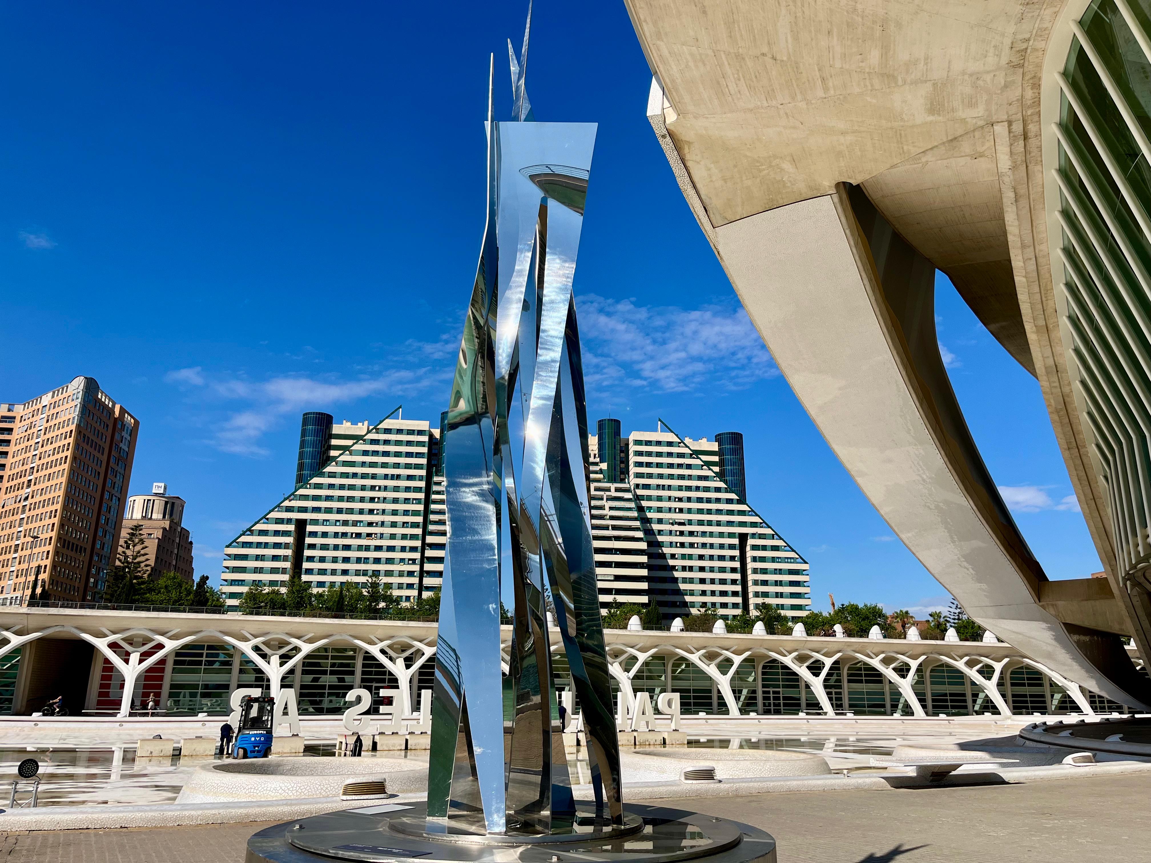 Escultura de Pablo Atchugarry en la Ciutat de les Arts i les Ciències de València