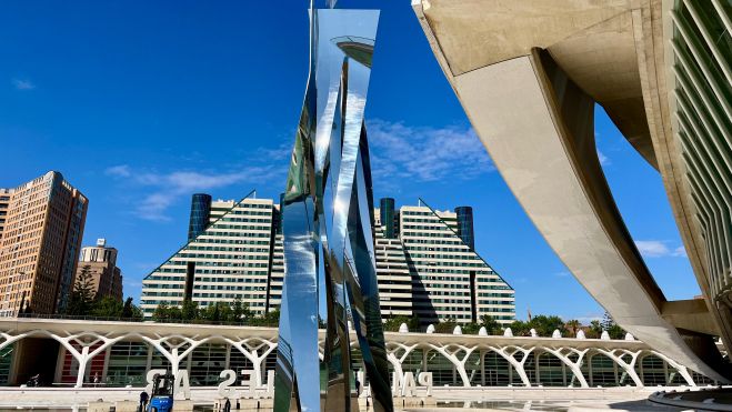 Escultura de Pablo Atchugarry en la Ciutat de les Arts i les Ciències de València