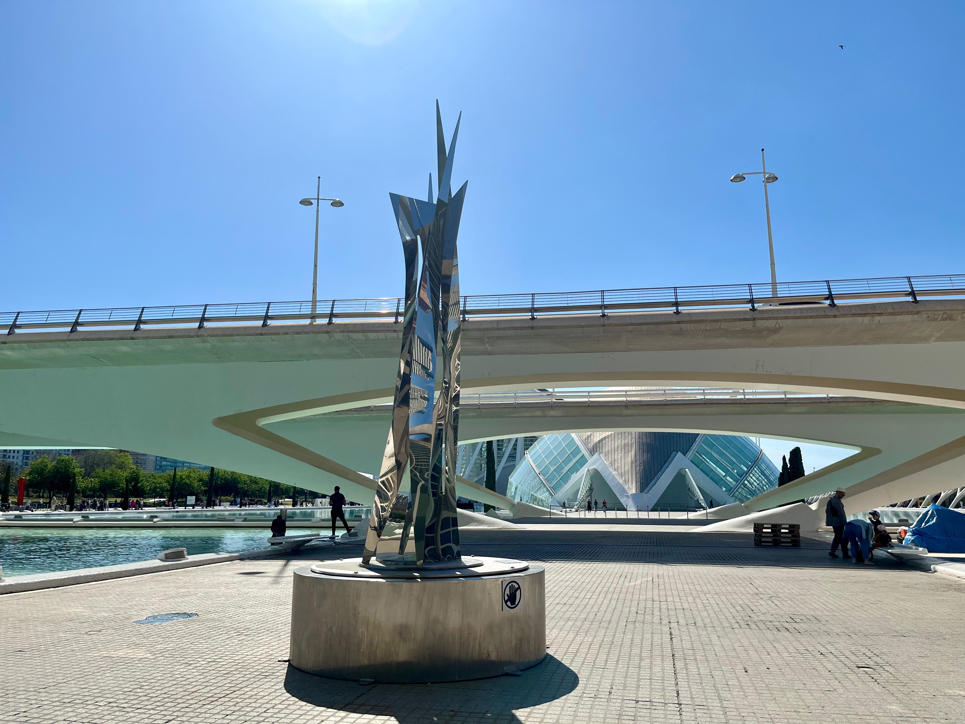 Escultura de Pablo Atchugarry en la Ciutat de les Arts i les Ciències de València
