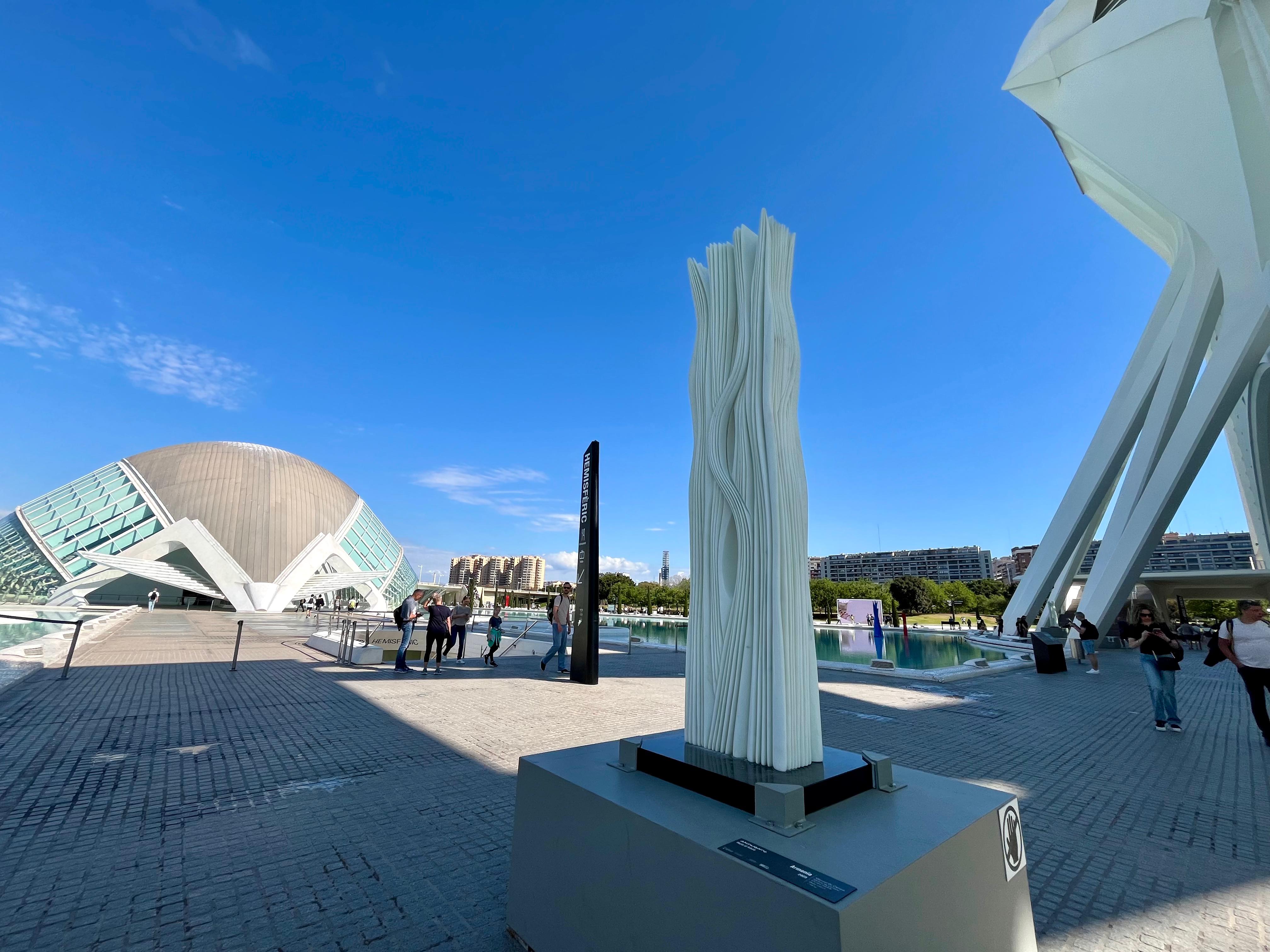 Escultura de Pablo Atchugarry en la Ciutat de les Arts i les Ciències de València