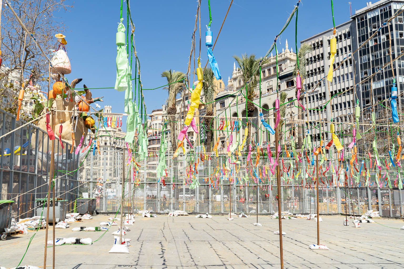 Una mascletà en la plaza del Ayuntamiento. Imagen: Xisco Navarro