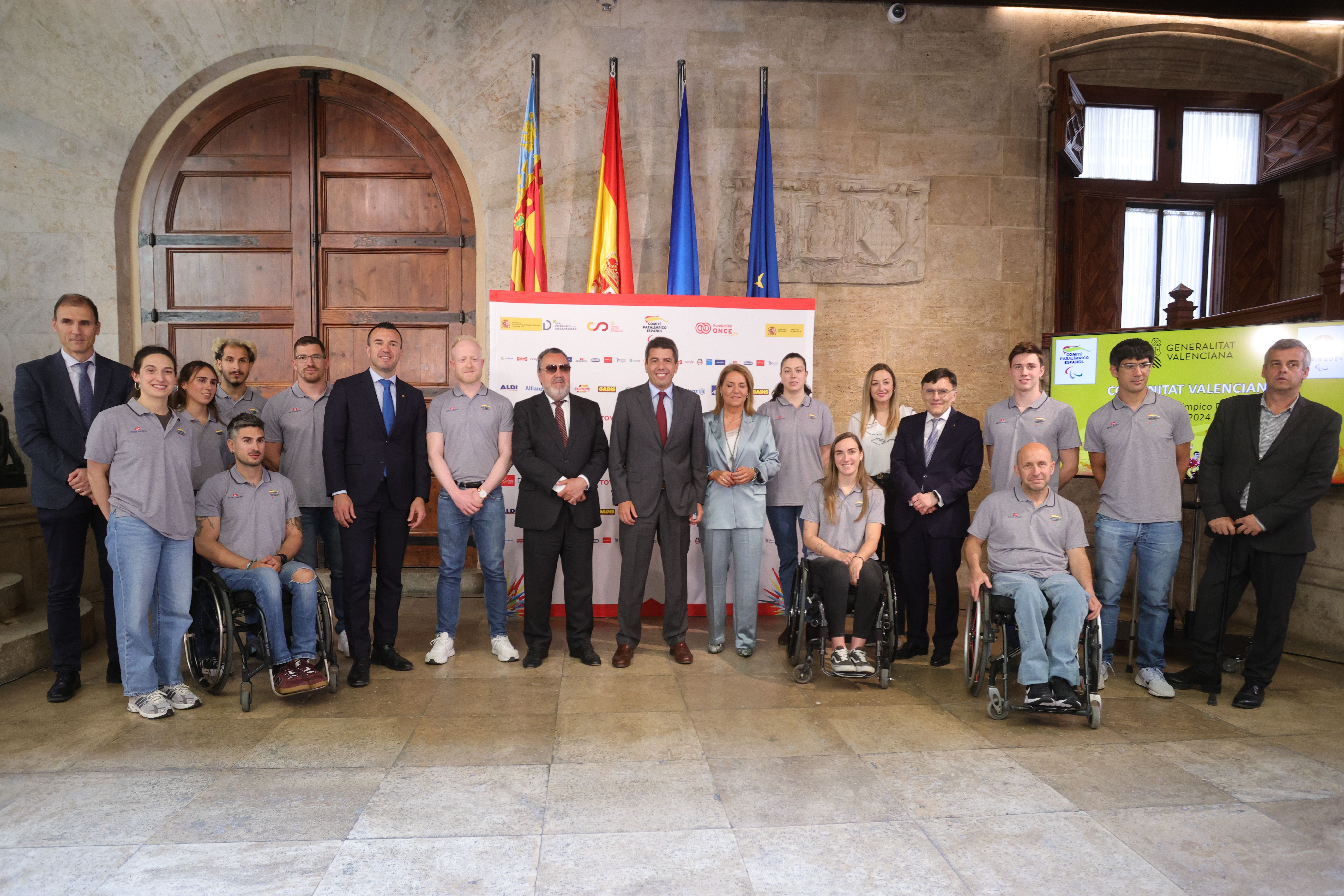 El president Carlos Mazón al costat dels atletes paralímpics de la Comunitat Valenciana preseleccionats per a París 2024