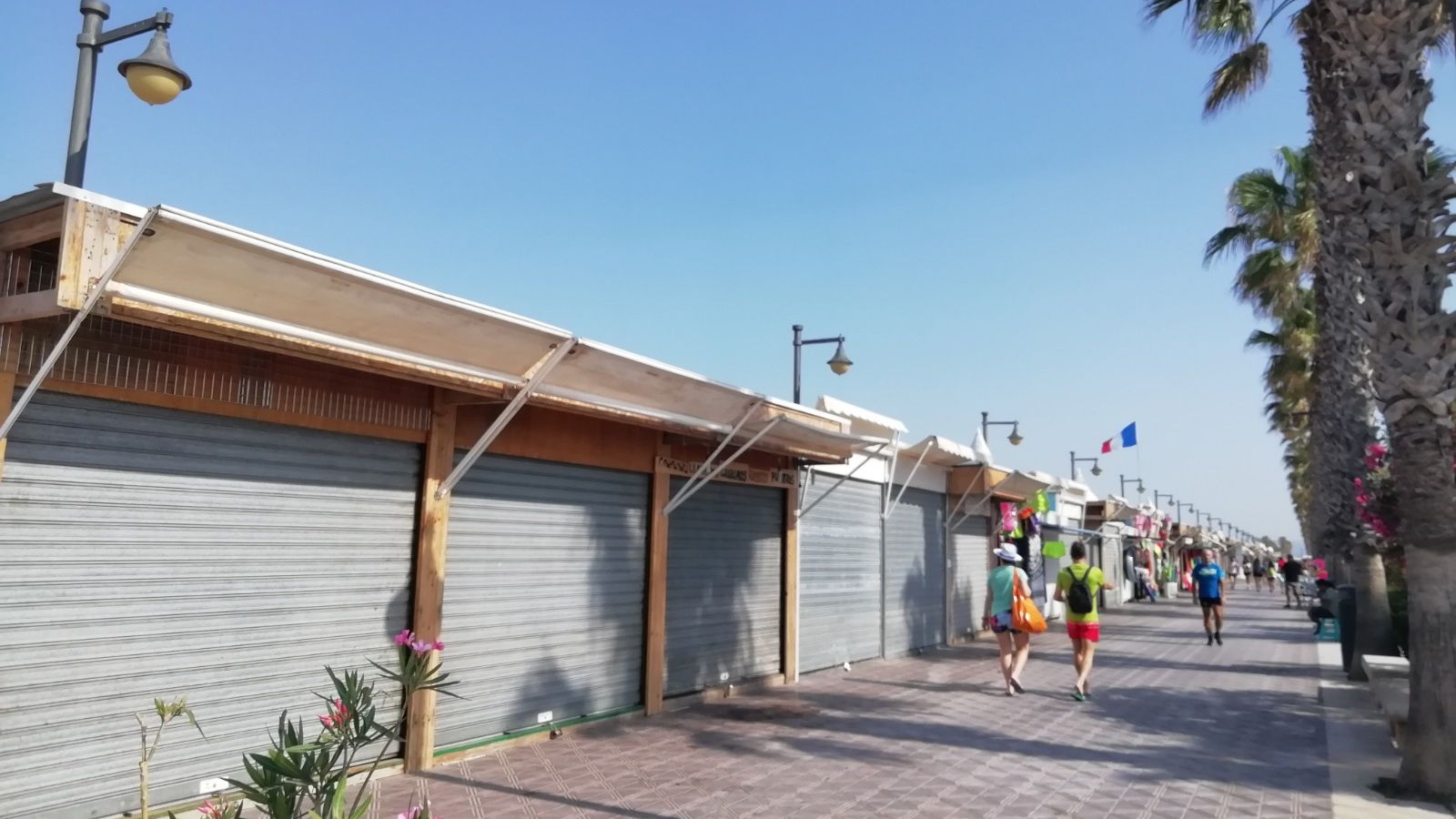 Casetas de venta en el paseo marítimo de la playa del Cabanyal de València