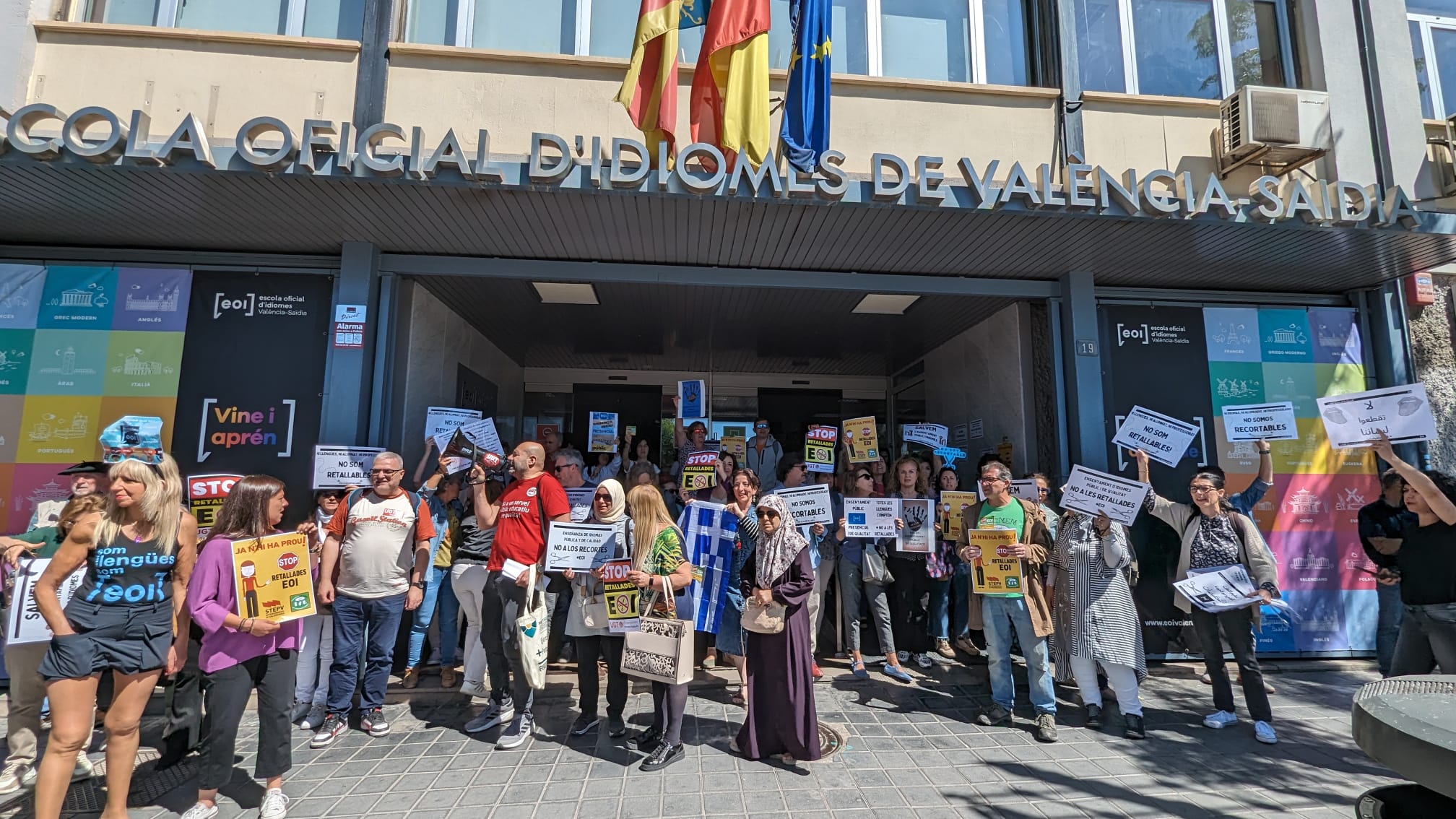 Protesta frente a la puerta de la Escuela Oficial de Idiomas de València-Saïdia. Imagen: STEPV