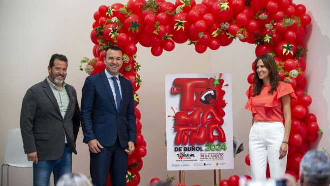 Sergio Galarza, Vicente Mompó y Virginia Sanz durante la presentación de la Tomatina 2024