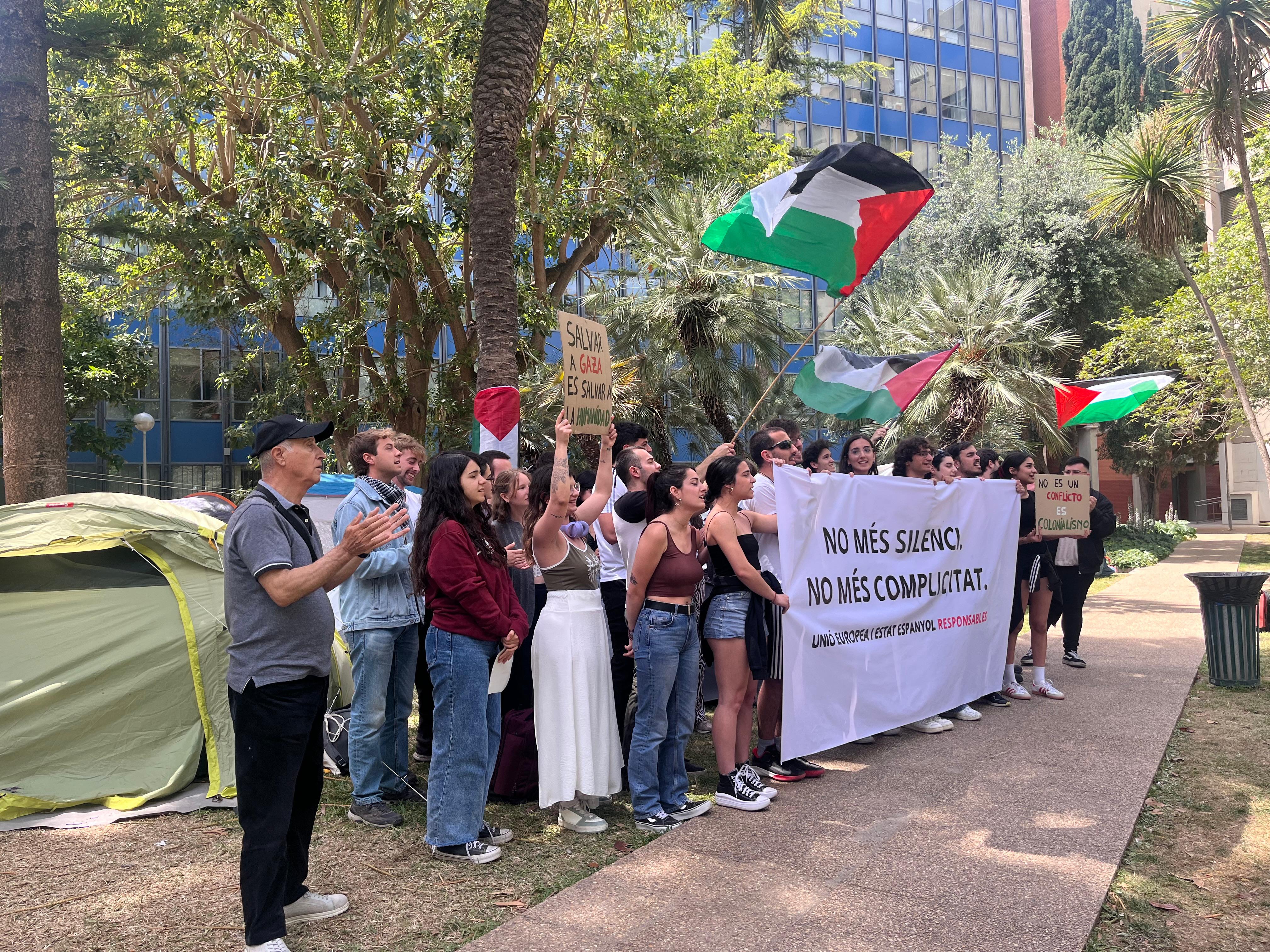 Protesta de los miembros de la Acampada por Palestina UV