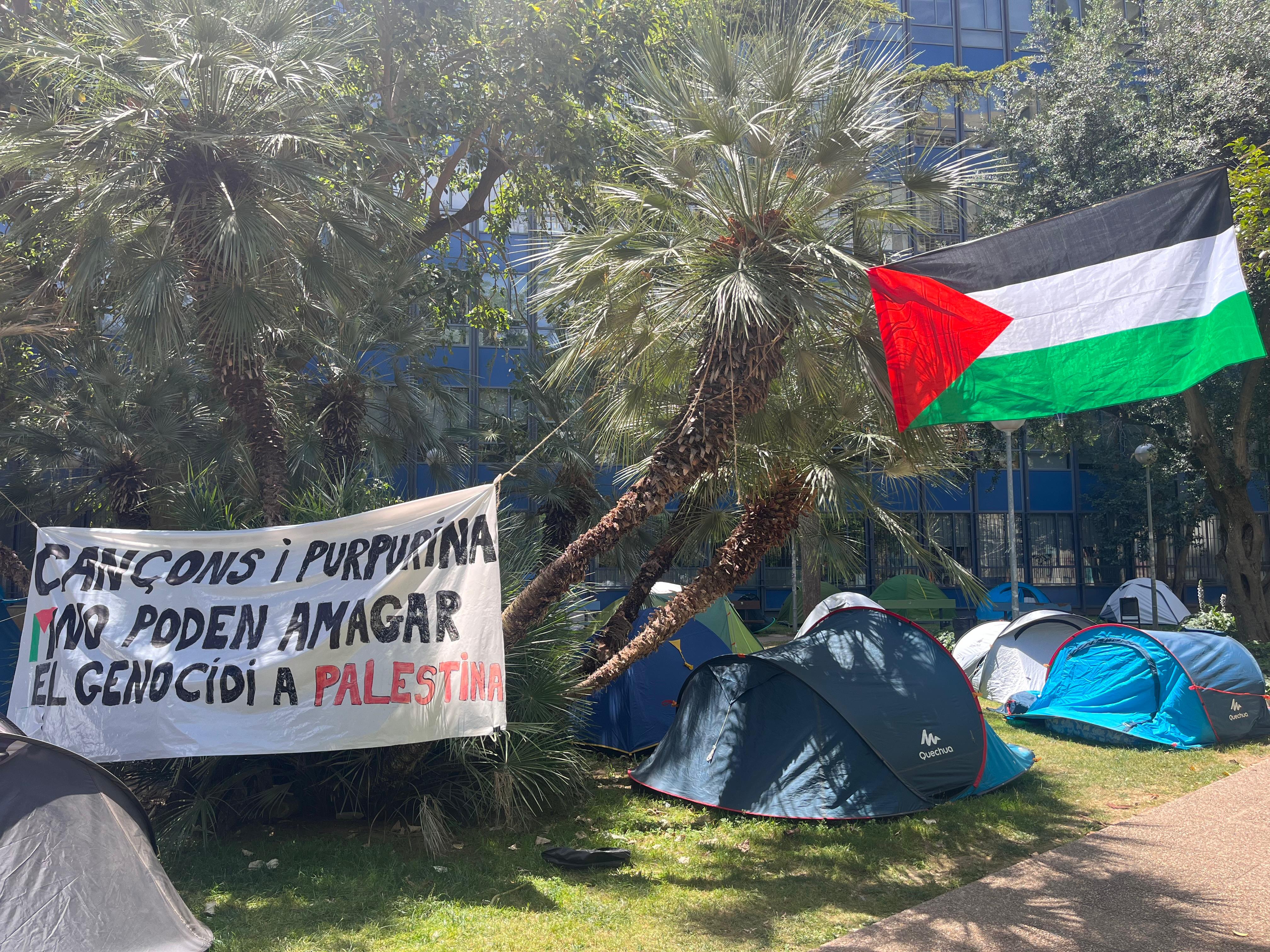 La acampada por Palestina en el jardín de la Facultad de Filosofía y Ciencias de la Educación de la UV