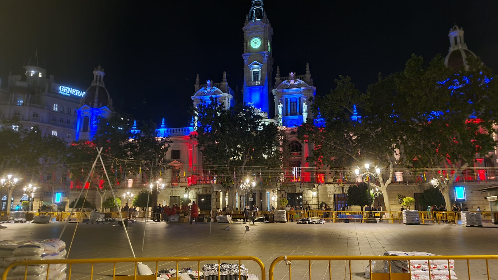 Mascletà nocturna per les festes d ela Mare de Déu dels Desemparats