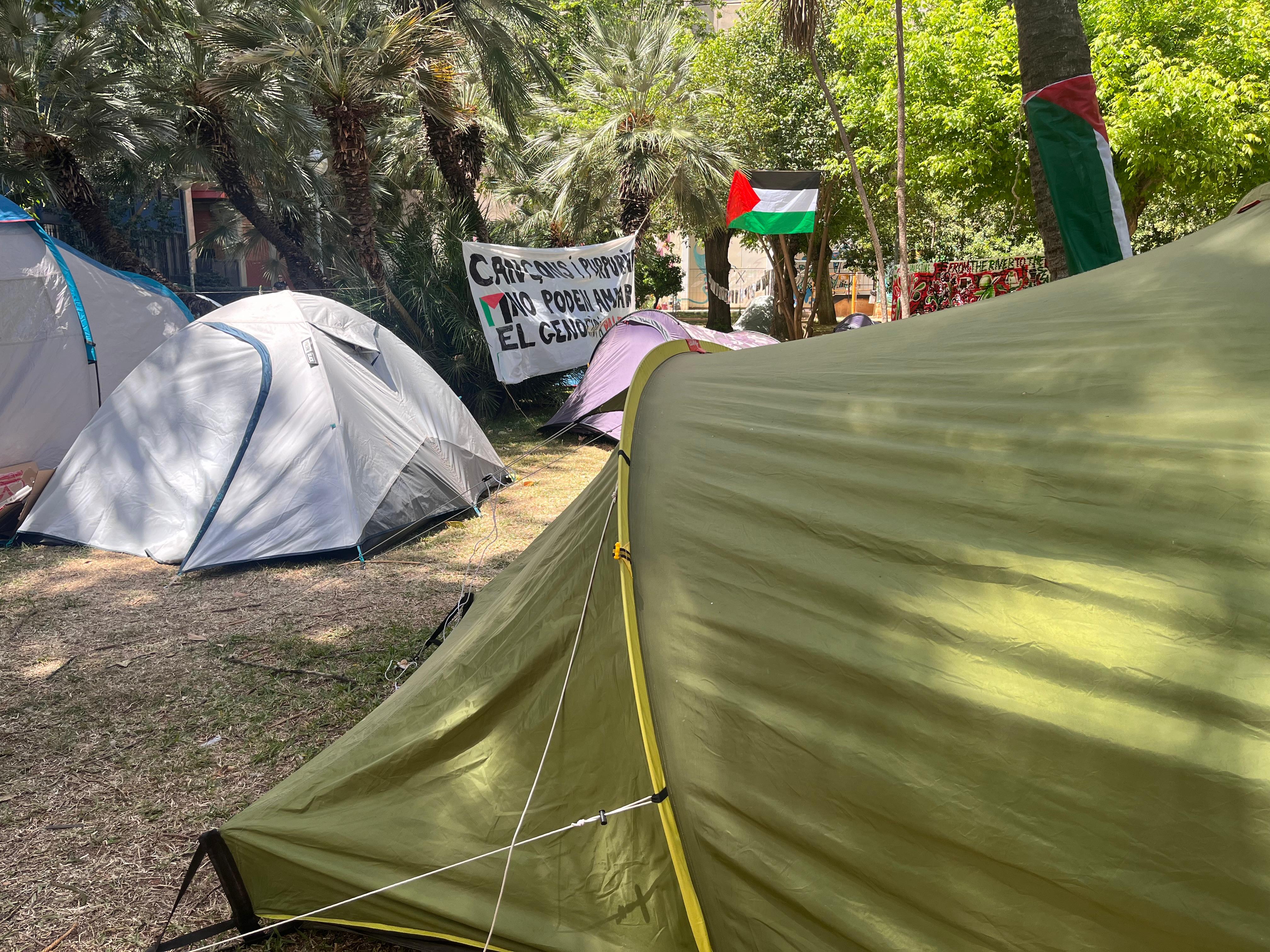 La acampada por Palestina en el jardín de la Facultad de Filosofía y Ciencias de la Educación de la UV