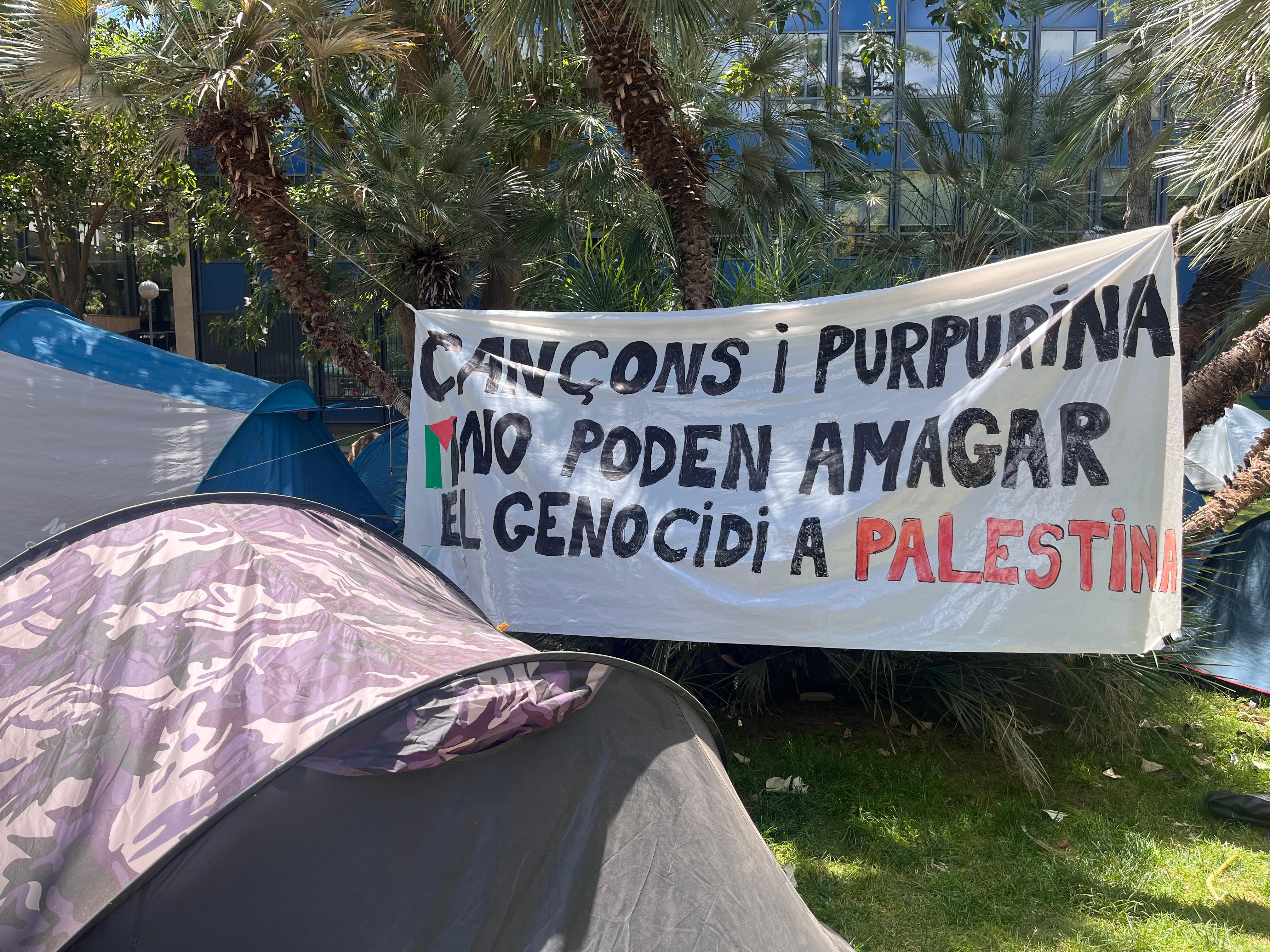 La acampada por Palestina en el jardín de la Facultad de Filosofía y Ciencias de la Educación de la UV