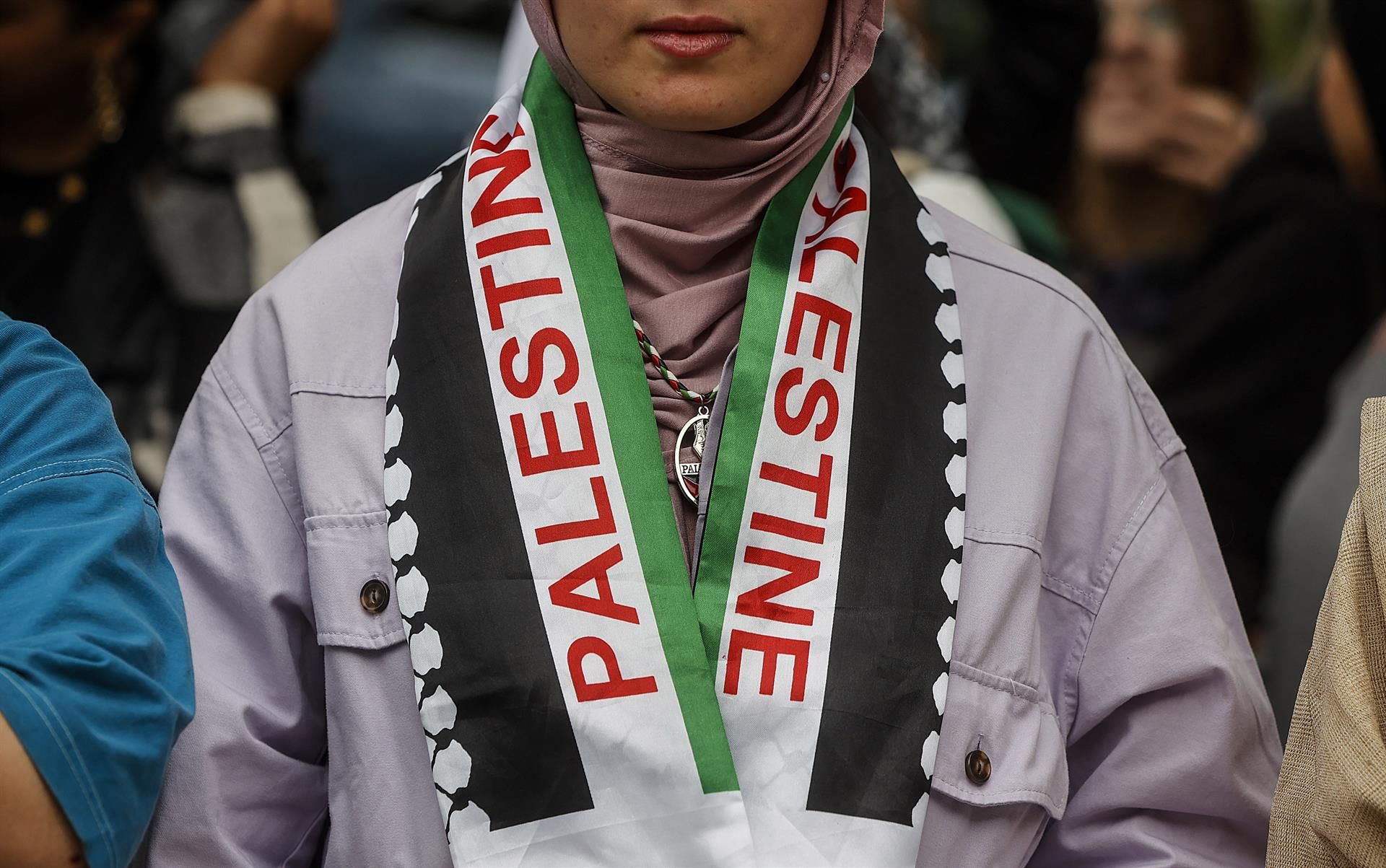 Una chica viste una bufanda en apoyo a Palestina. Imagen: Rober Solsona - Europa Press