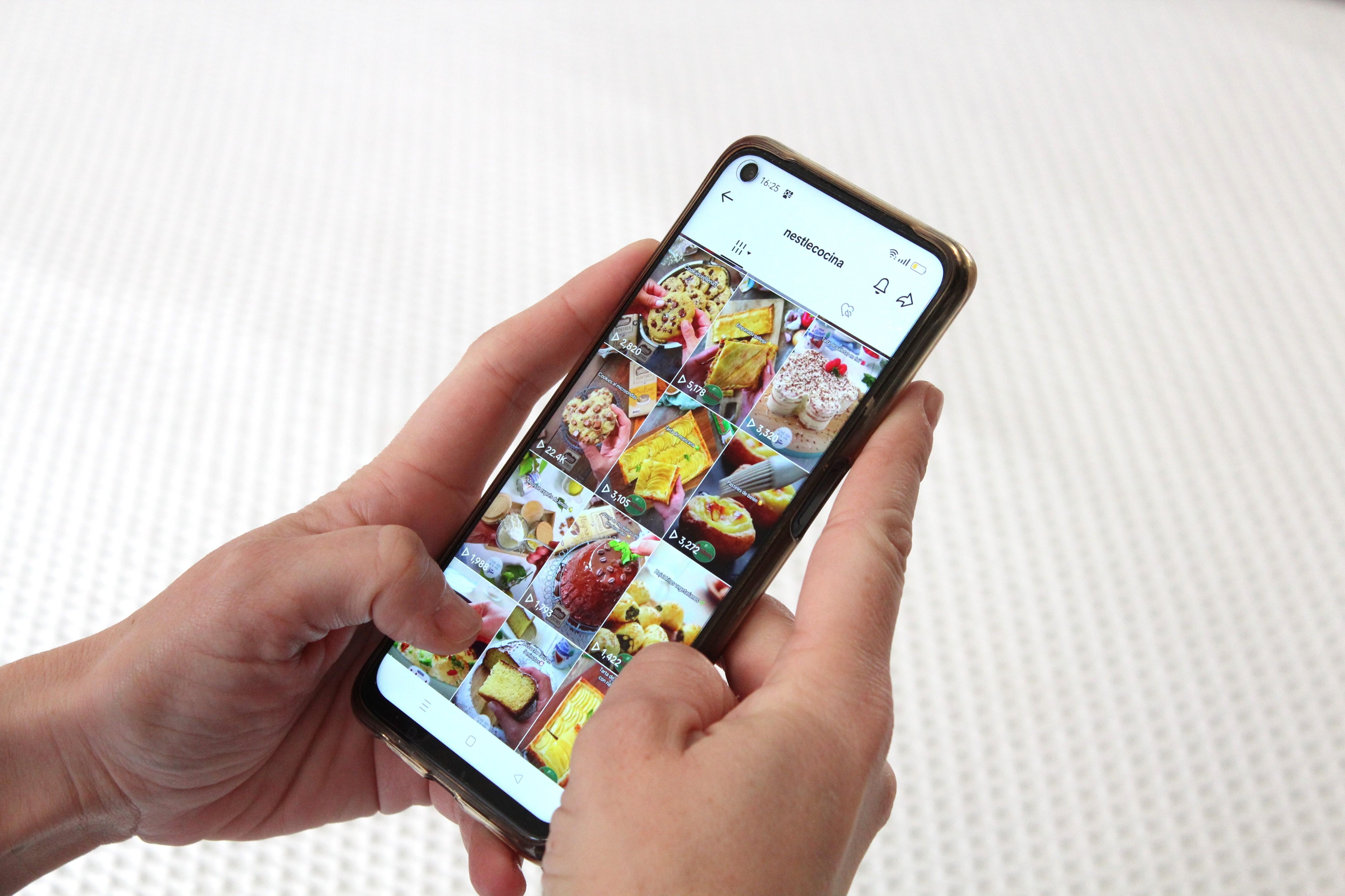 Una persona consultant informació sobre nutrició en xarxes socials. Imatge: Nestlé