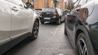 Diversos cotxes circulen pel centre de València. Imatge: Xisco Navarro