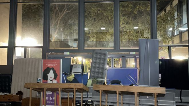 Barricada instalada en las puertas de acceso al interior de la Facultad de Filosofía de la UV. Imagen: Acampada por Palestina UV