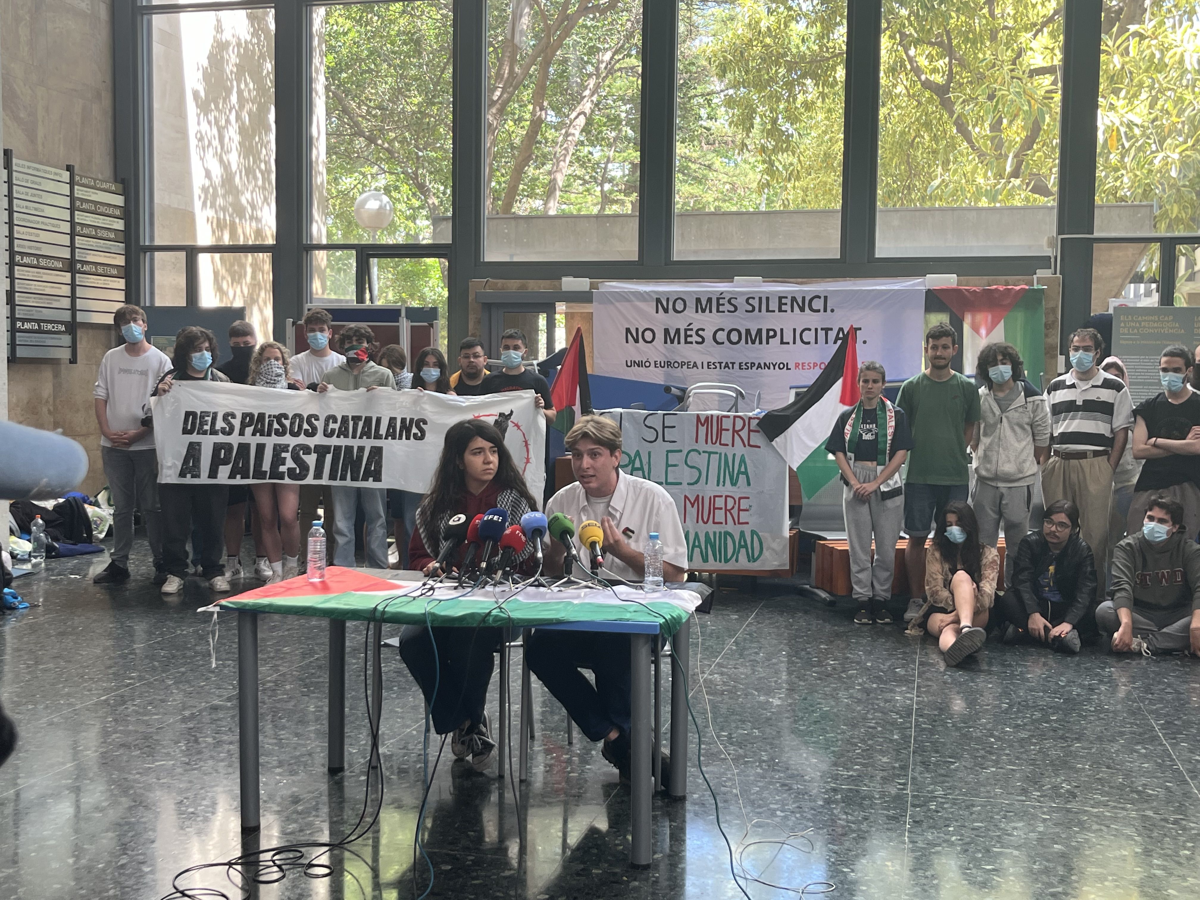 Rueda de prensa en la que los estudiantes anuncian el fin de la acampada en la Facultad de Filosofía de la UV