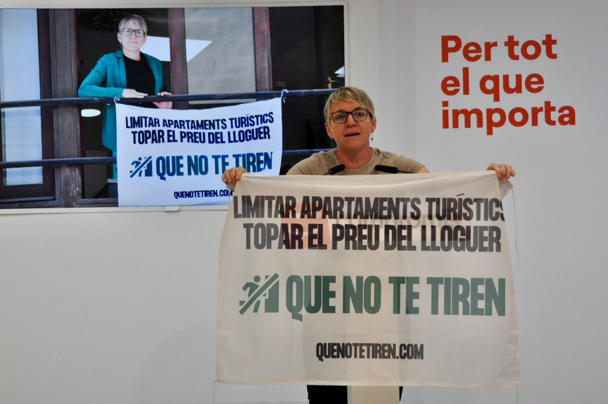 La concejala de Compromís, Papi Robles, durante la presentación de la campaña "Que no te tiren"