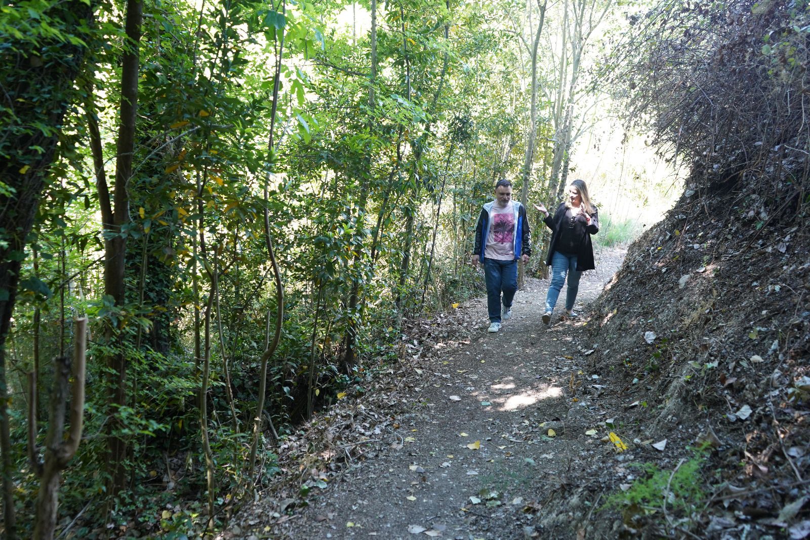 Los concejales Óscar Borrell e inma López en la senda de la Puríssima de Ontinyent