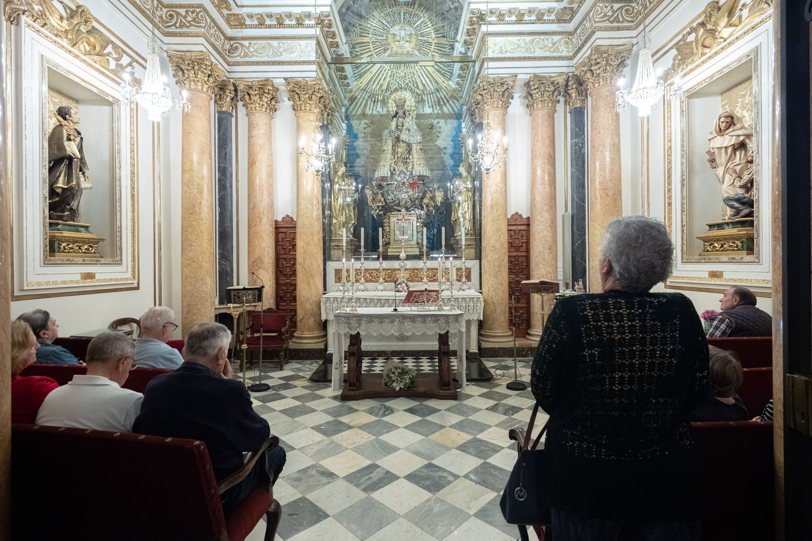 Besamanos a la Virgen de los Desamparados. Foto Víctor Gutiérrez