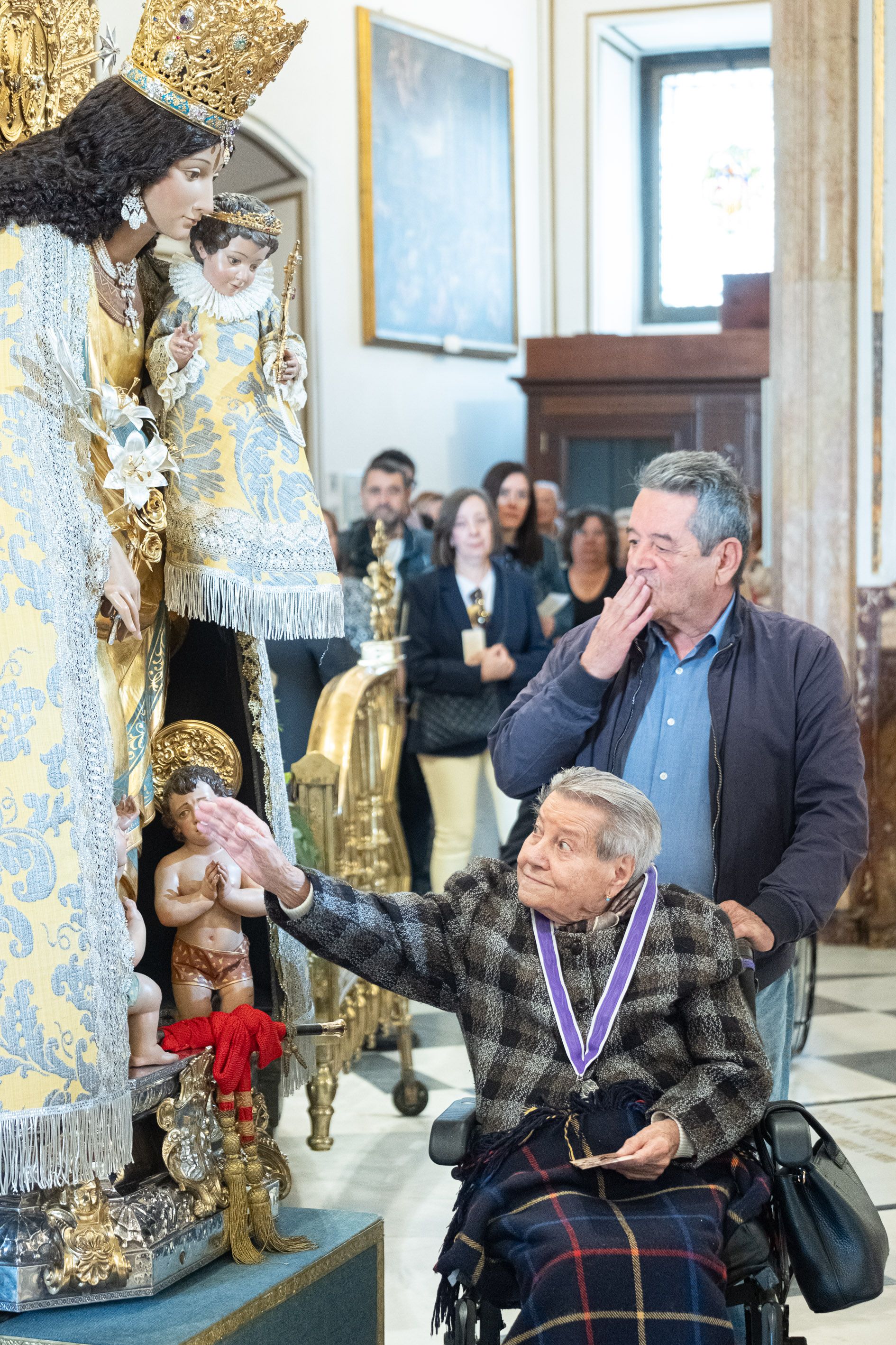 Besamanos a la Virgen de los Desamparados. Foto Víctor Gutiérrez