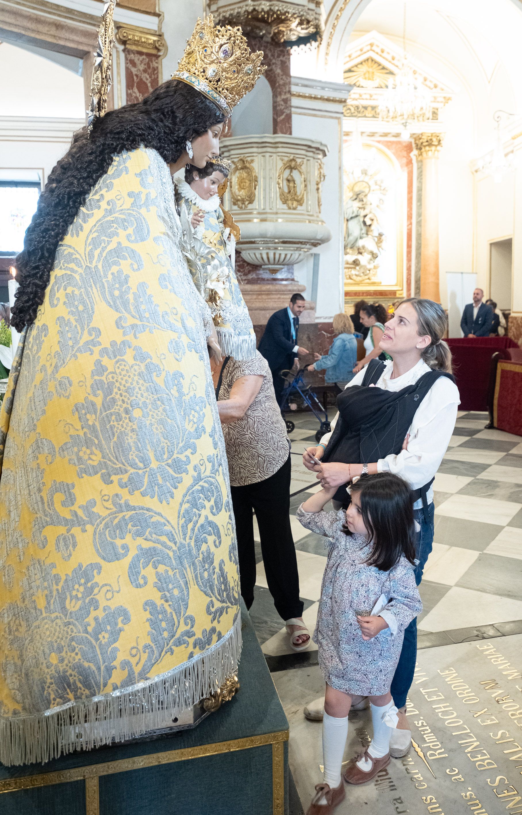 Besamanos a la Virgen de los Desamparados. Foto Víctor Gutiérrez