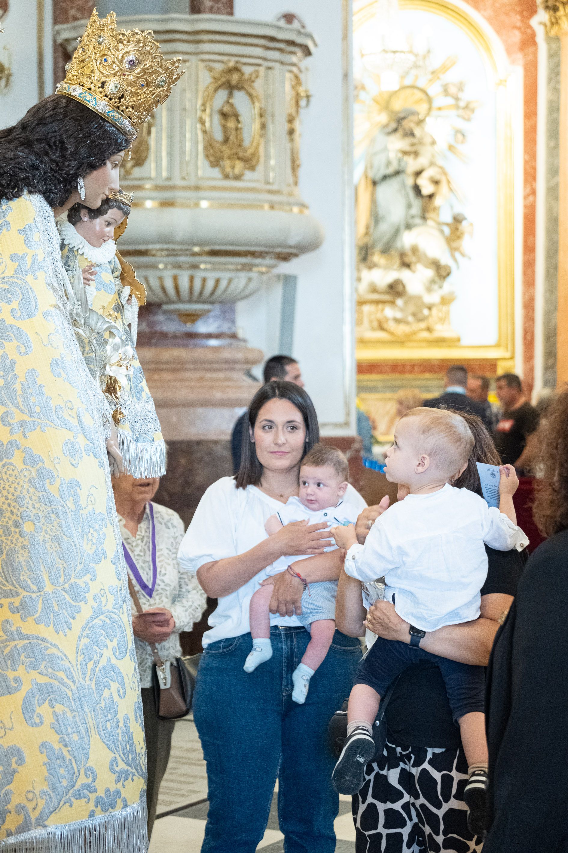 Besamanos a la Virgen de los Desamparados. Foto Víctor Gutiérrez