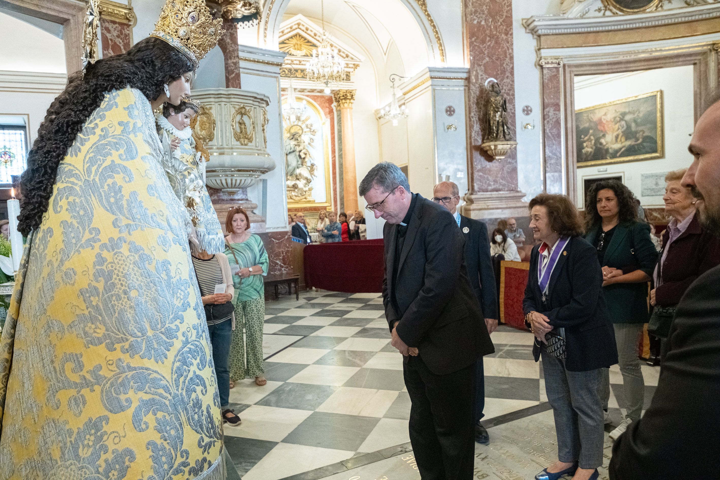 Besamanos a la Virgen de los Desamparados. Foto Víctor Gutiérrez