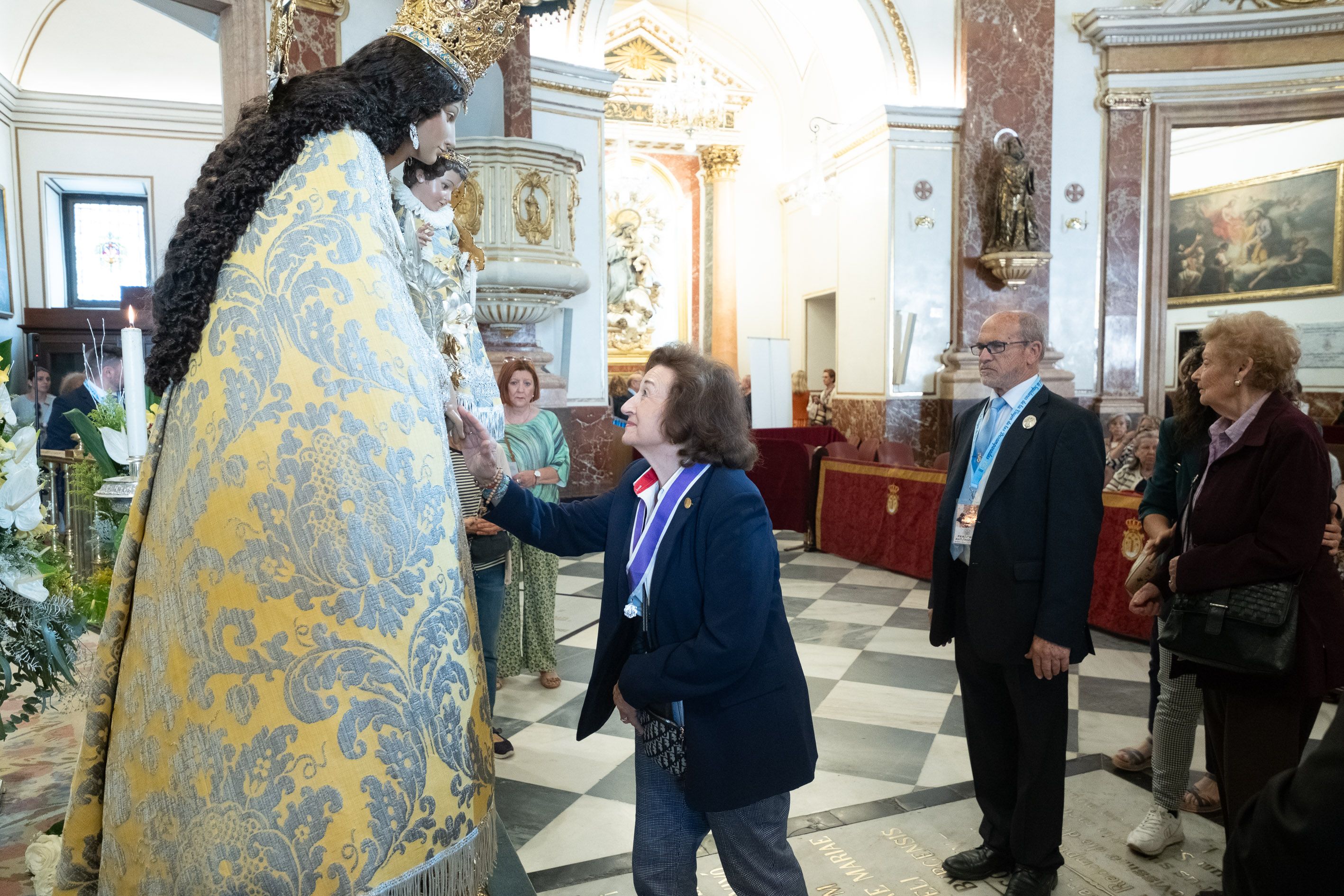 Besamanos a la Virgen de los Desamparados. Foto Víctor Gutiérrez