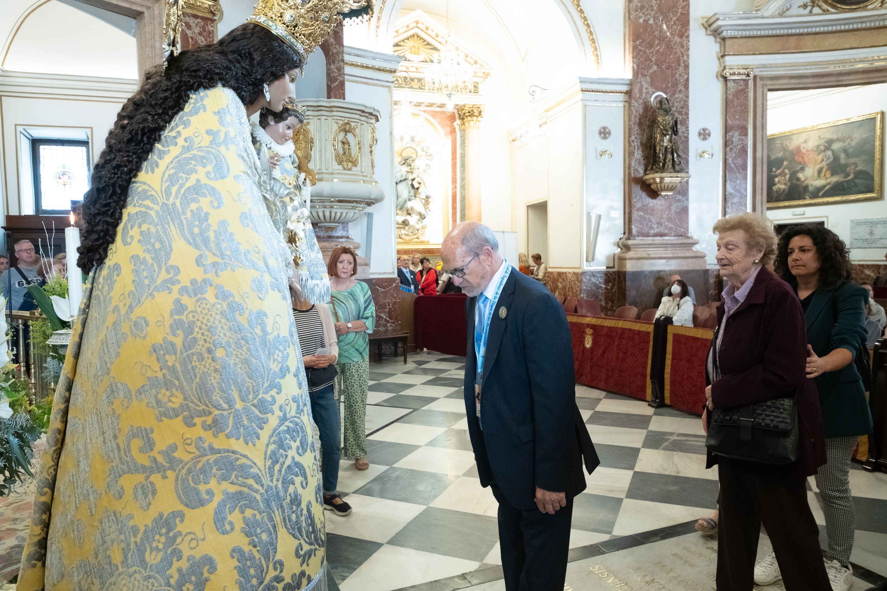 Besamanos a la Virgen de los Desamparados. Foto Víctor Gutiérrez