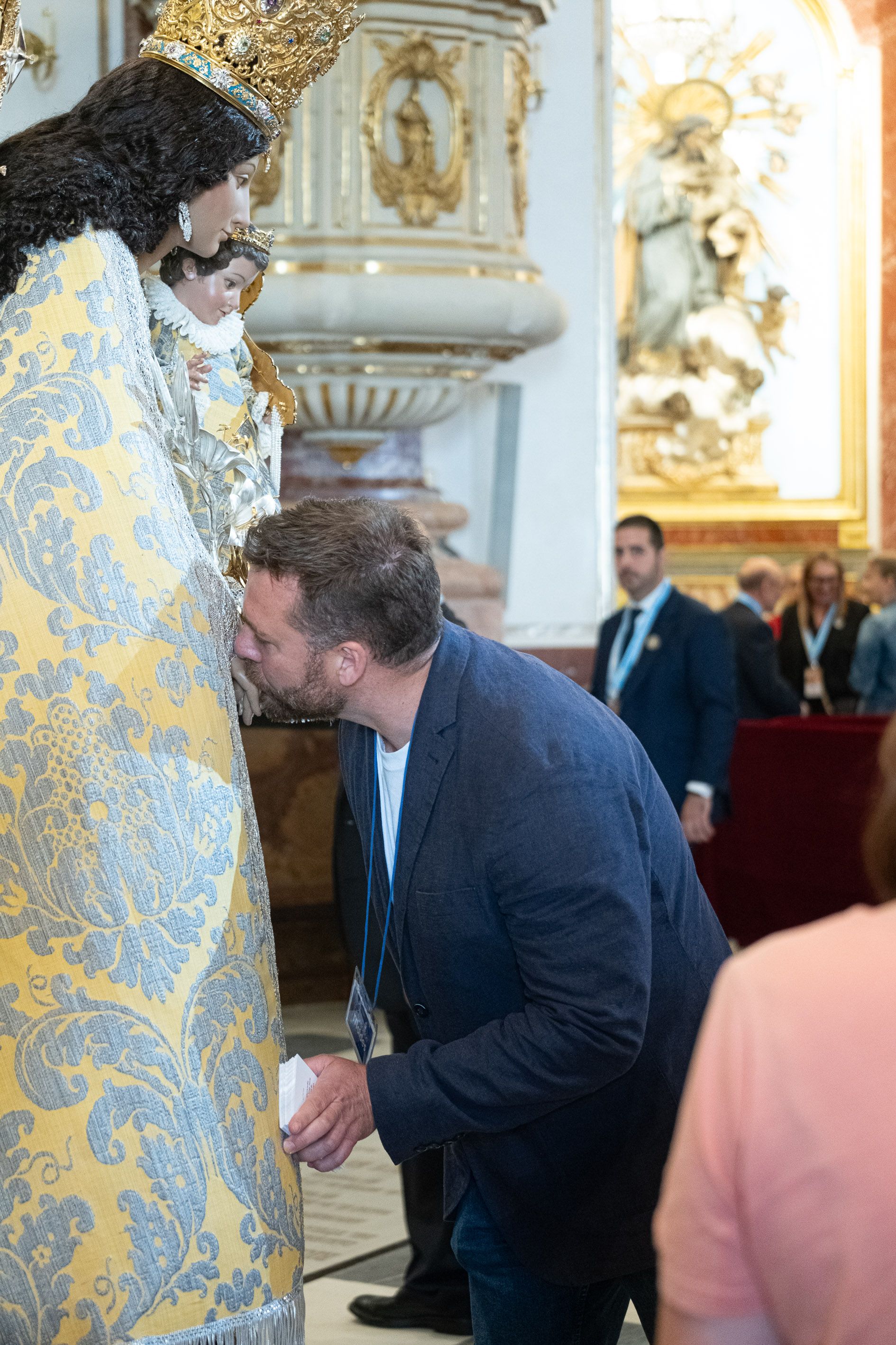 Besamanos a la Virgen de los Desamparados. Foto Víctor Gutiérrez