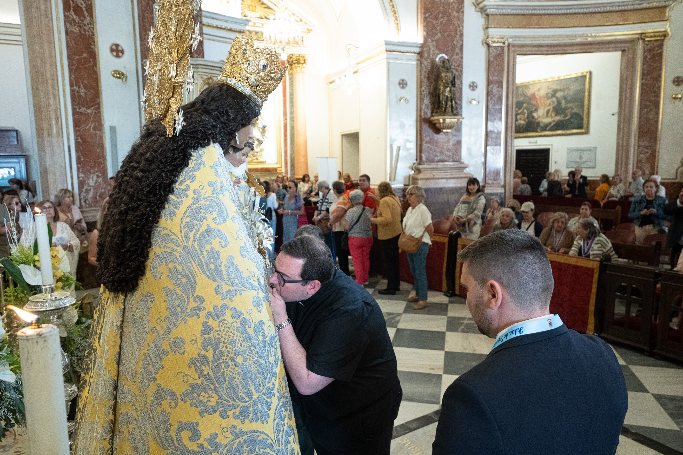 Besamanos a la Virgen de los Desamparados. Foto Víctor Gutiérrez