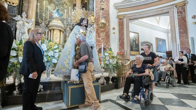 Besamanos a la Virgen de los Desamparados. Foto Víctor Gutiérrez Besamanos a la Virgen de los Desamparados. Foto Víctor Gutiérrez