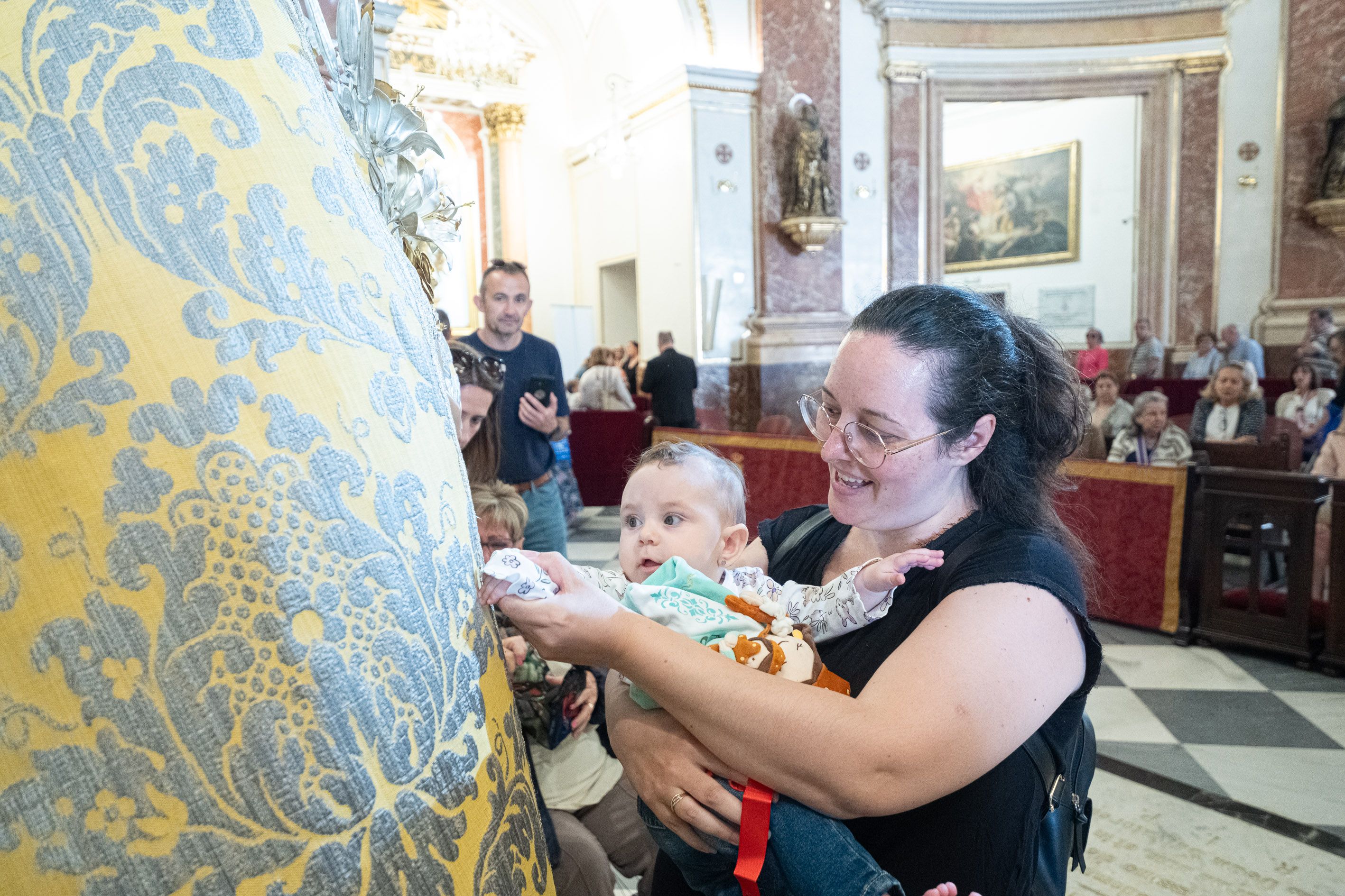 Besamanos a la Virgen de los Desamparados. Foto Víctor Gutiérrez