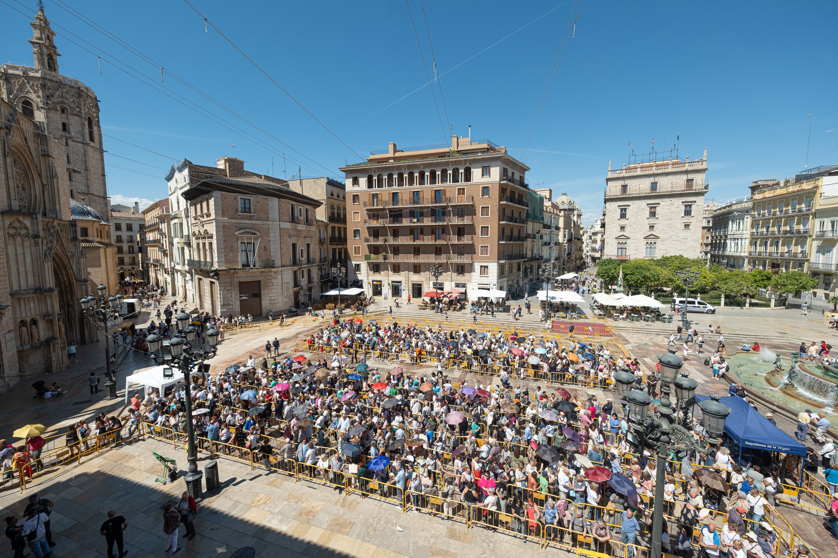 Besamanos a la Virgen de los Desamparados. Foto Víctor Gutiérrez