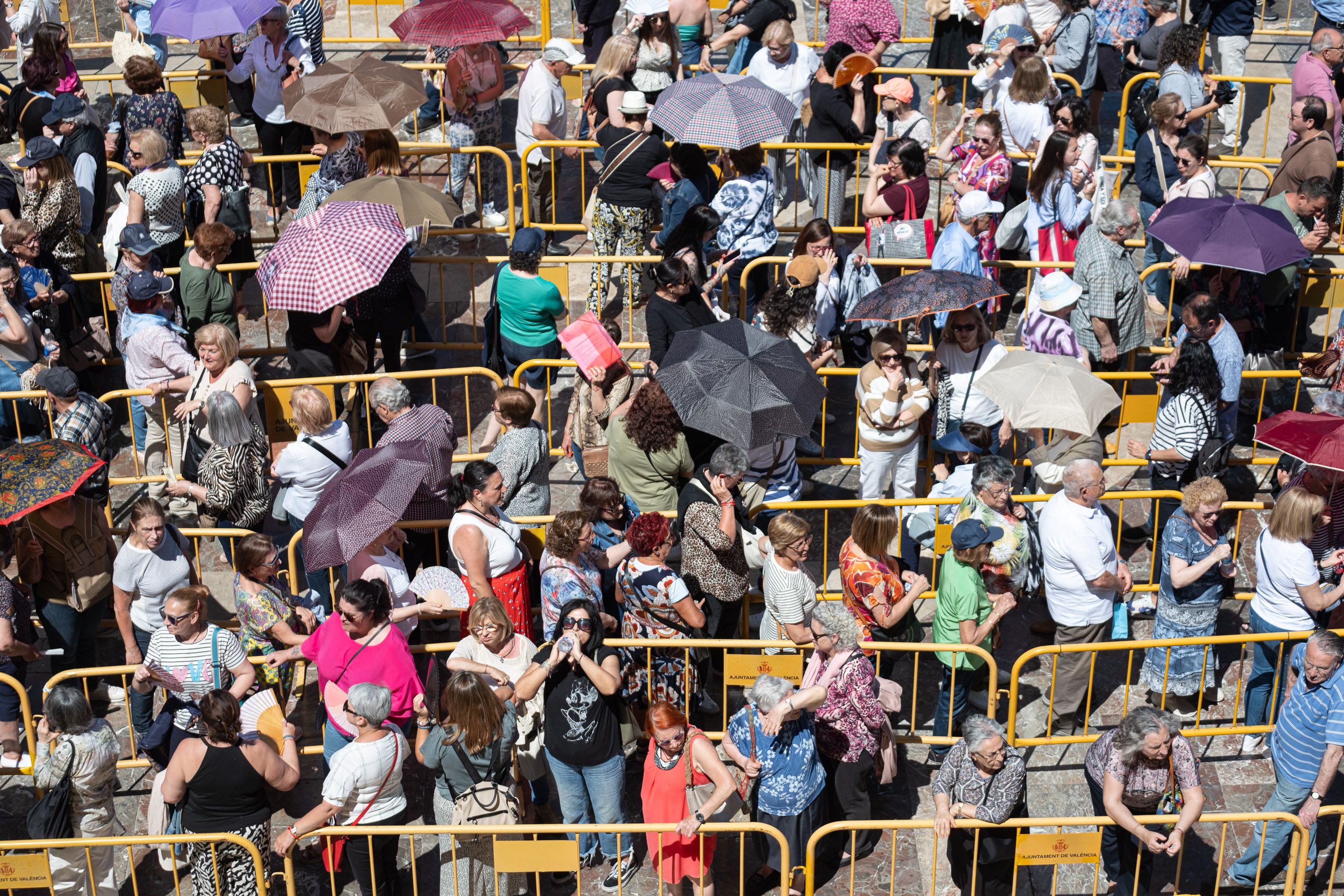 Besamanos a la Virgen de los Desamparados. Foto Víctor Gutiérrez